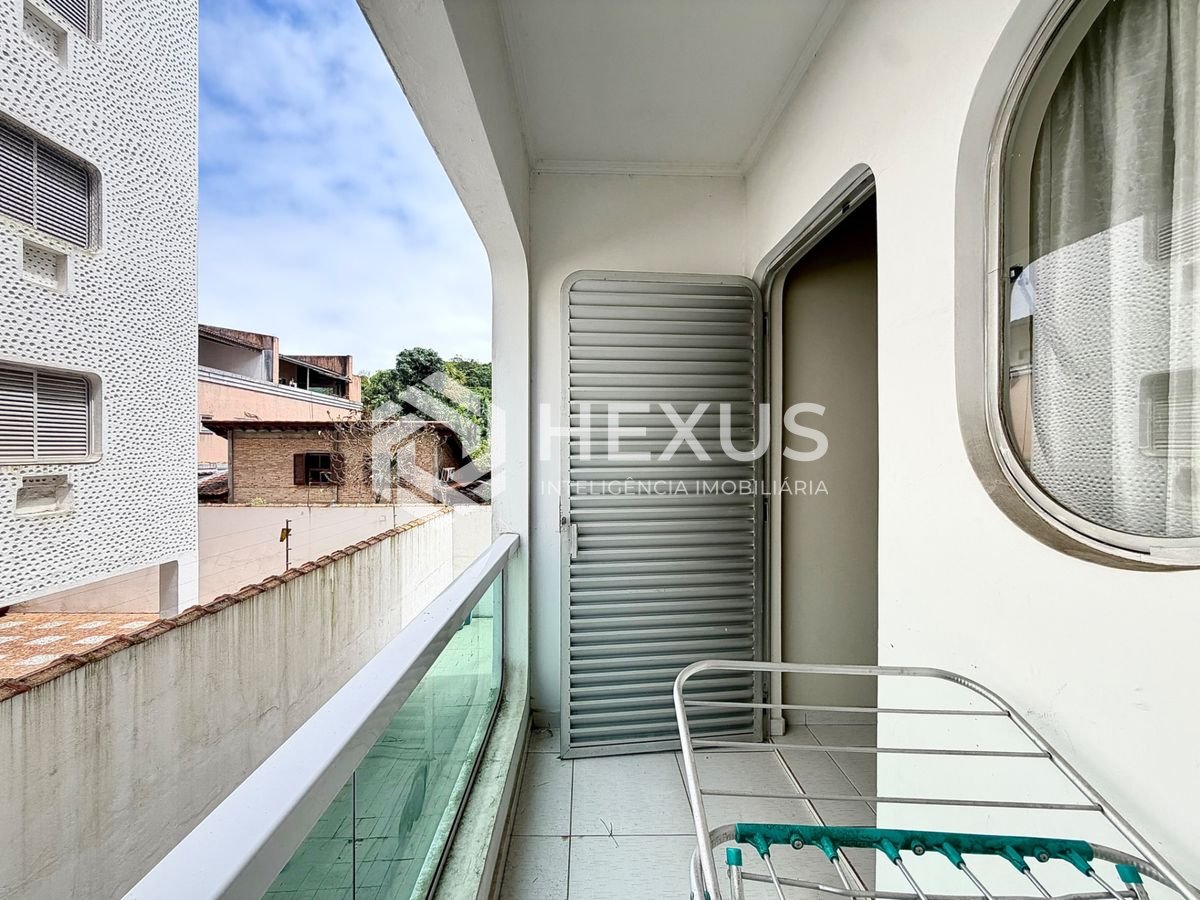 Foto 3 de Apartamento com varanda a 400m da praia no Tombo, Guarujá