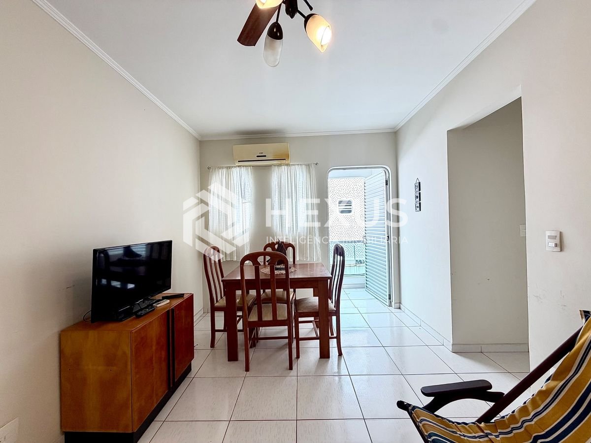 Foto 2 de Apartamento com varanda a 400m da praia no Tombo, Guarujá