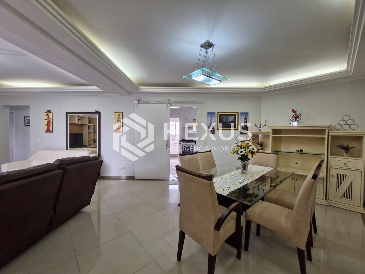 Foto 4 de Apartamento reformado com varanda vista mar a 150m da praia nas Pitangueiras, Guarujá