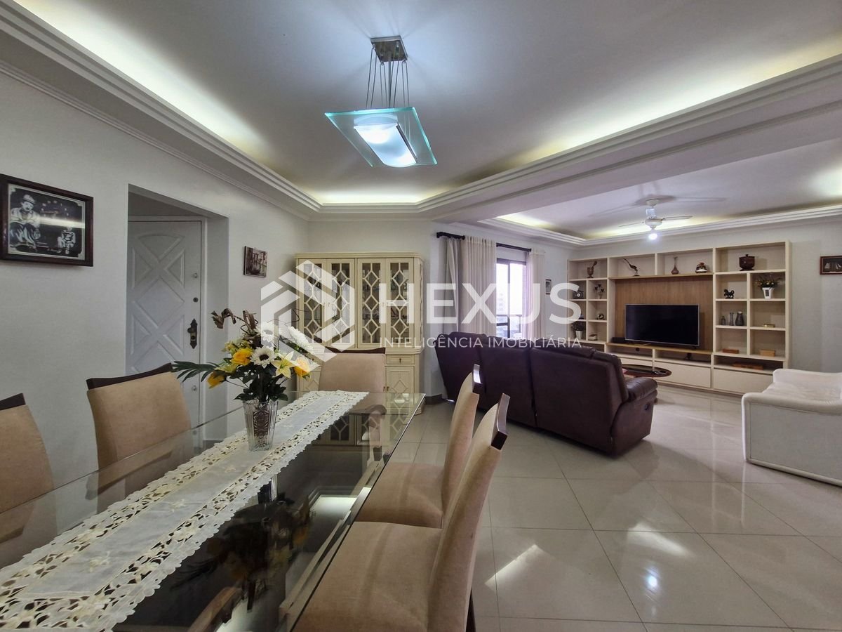 Foto 2 de Apartamento reformado com varanda vista mar a 150m da praia nas Pitangueiras, Guarujá