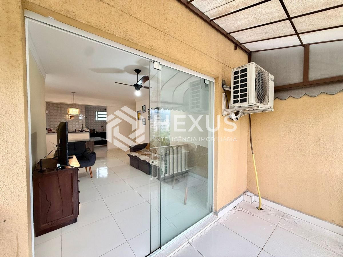 Foto 4 de Apartamento reformado com varanda a 350m da praia na região do Casa Grande Hotel na Enseada, Guarujá