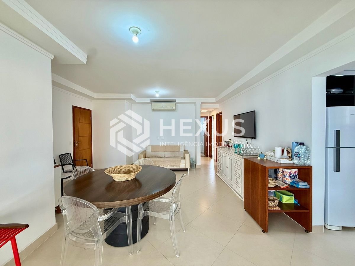 Foto 4 de Apartamento reformado com varanda e lazer a 400m da praia na região da Brunela na Enseada, Guarujá