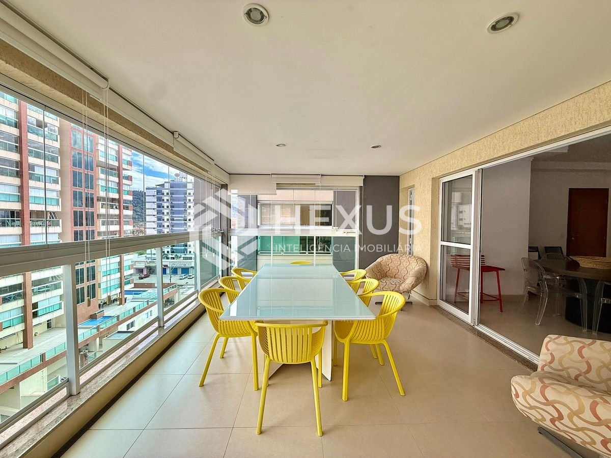Foto 2 de Apartamento reformado com varanda e lazer a 400m da praia na região da Brunela na Enseada, Guarujá