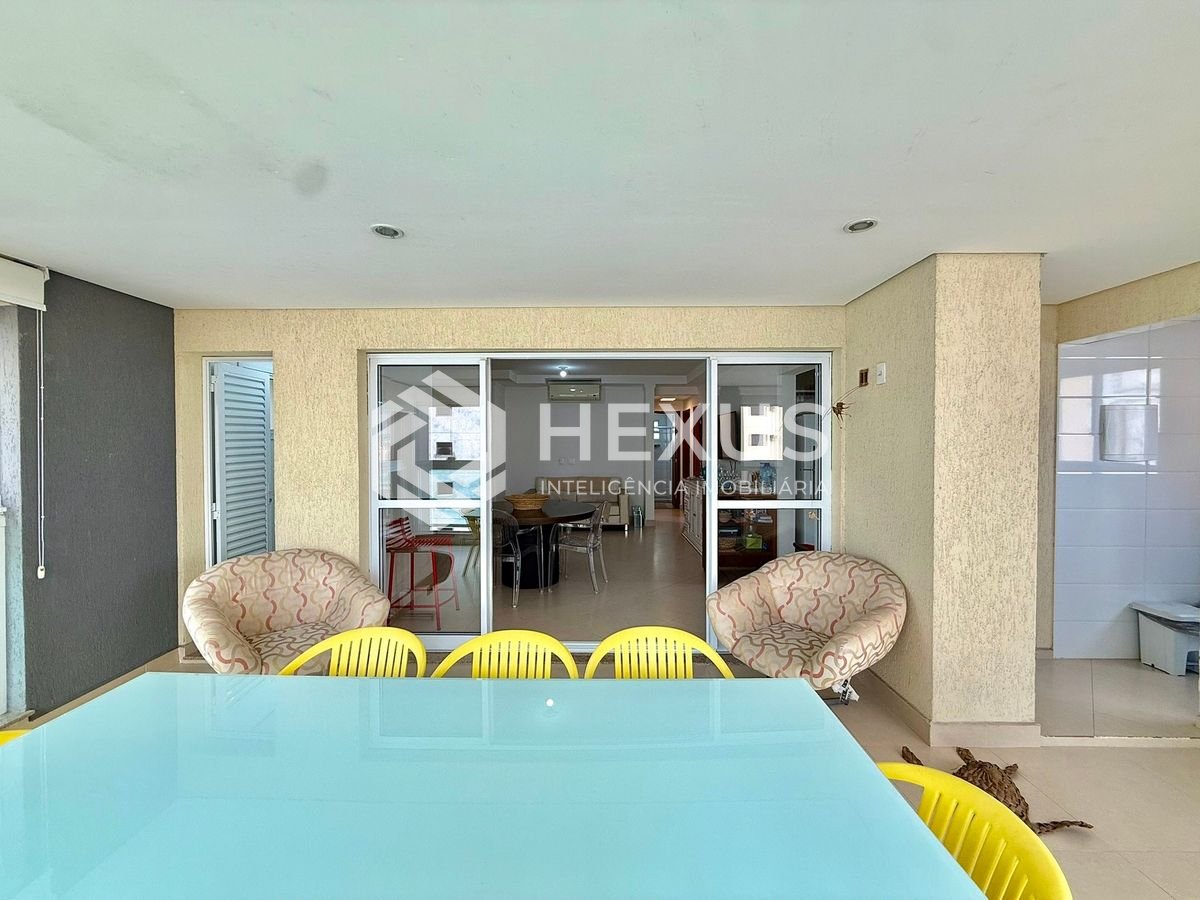 Foto 3 de Apartamento reformado com varanda e lazer a 400m da praia na região da Brunela na Enseada, Guarujá