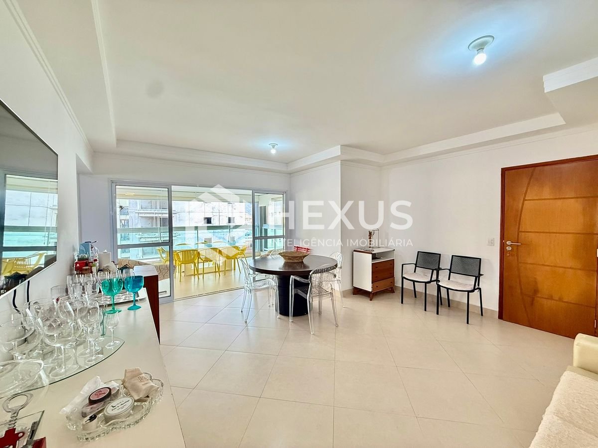 Foto 5 de Apartamento reformado com varanda e lazer a 400m da praia na região da Brunela na Enseada, Guarujá