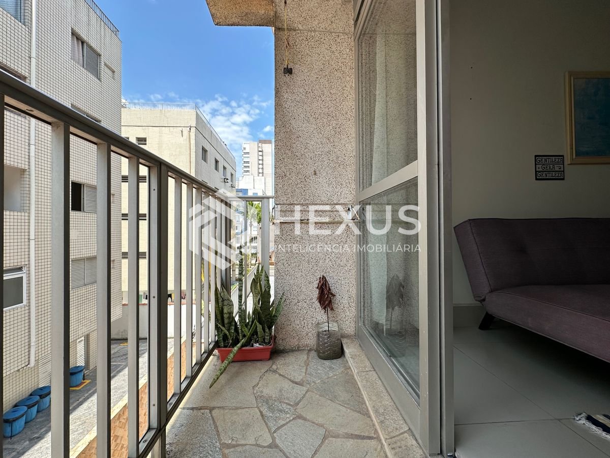 Foto 4 de Apartamento reformado com varanda e lazer a 400m da praia no Jardim Astúrias, Guarujá