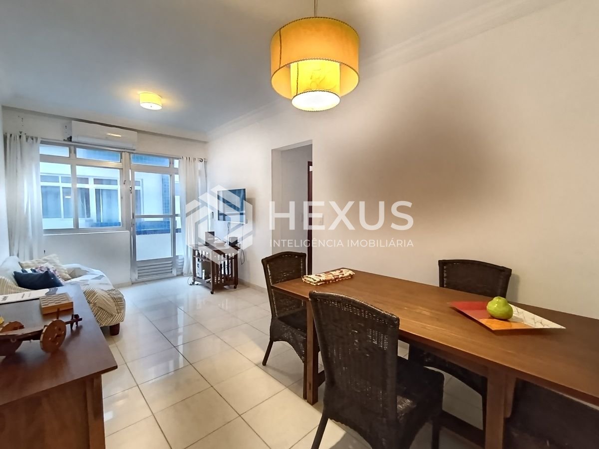 Foto 2 de Apartamento reformado com varanda e lazer a 200m da praia na Enseada, Guarujá