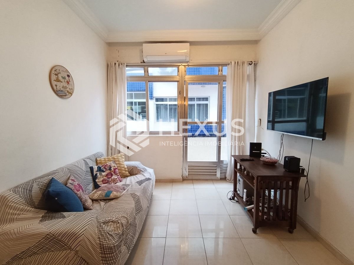 Foto 3 de Apartamento reformado com varanda e lazer a 200m da praia na Enseada, Guarujá