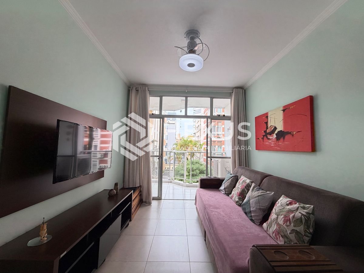 Foto 3 de Apartamento reformado com varanda e lazer a 400m da praia na Enseada, Guarujá