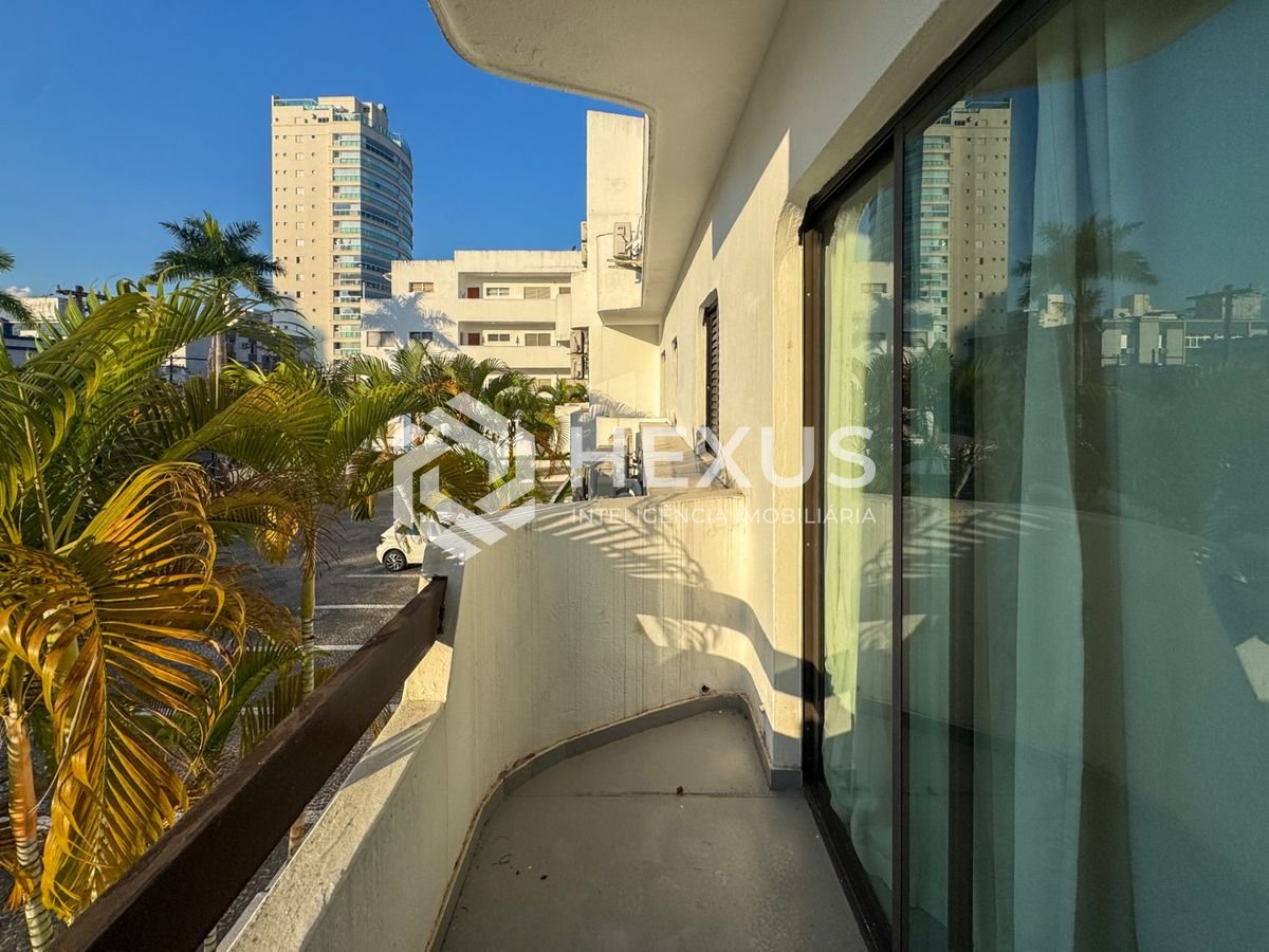 Foto 3 de Apartamento com varanda e lazer a 1 quadra da praia na Enseada, Guarujá