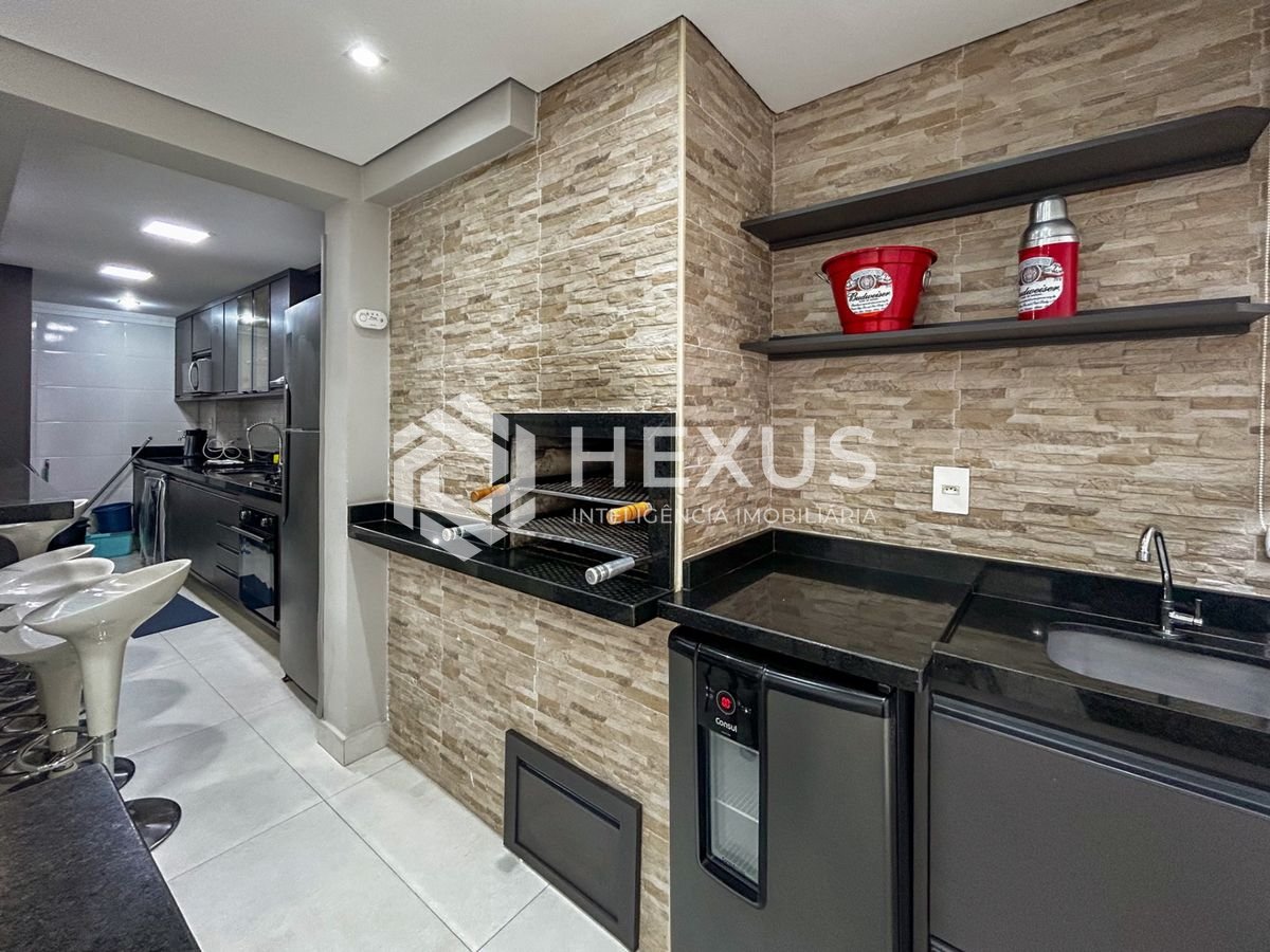 Foto 5 de Apartamento reformado com varanda gourmet a 300m da praia da Enseada nos Tortugas, Guarujá