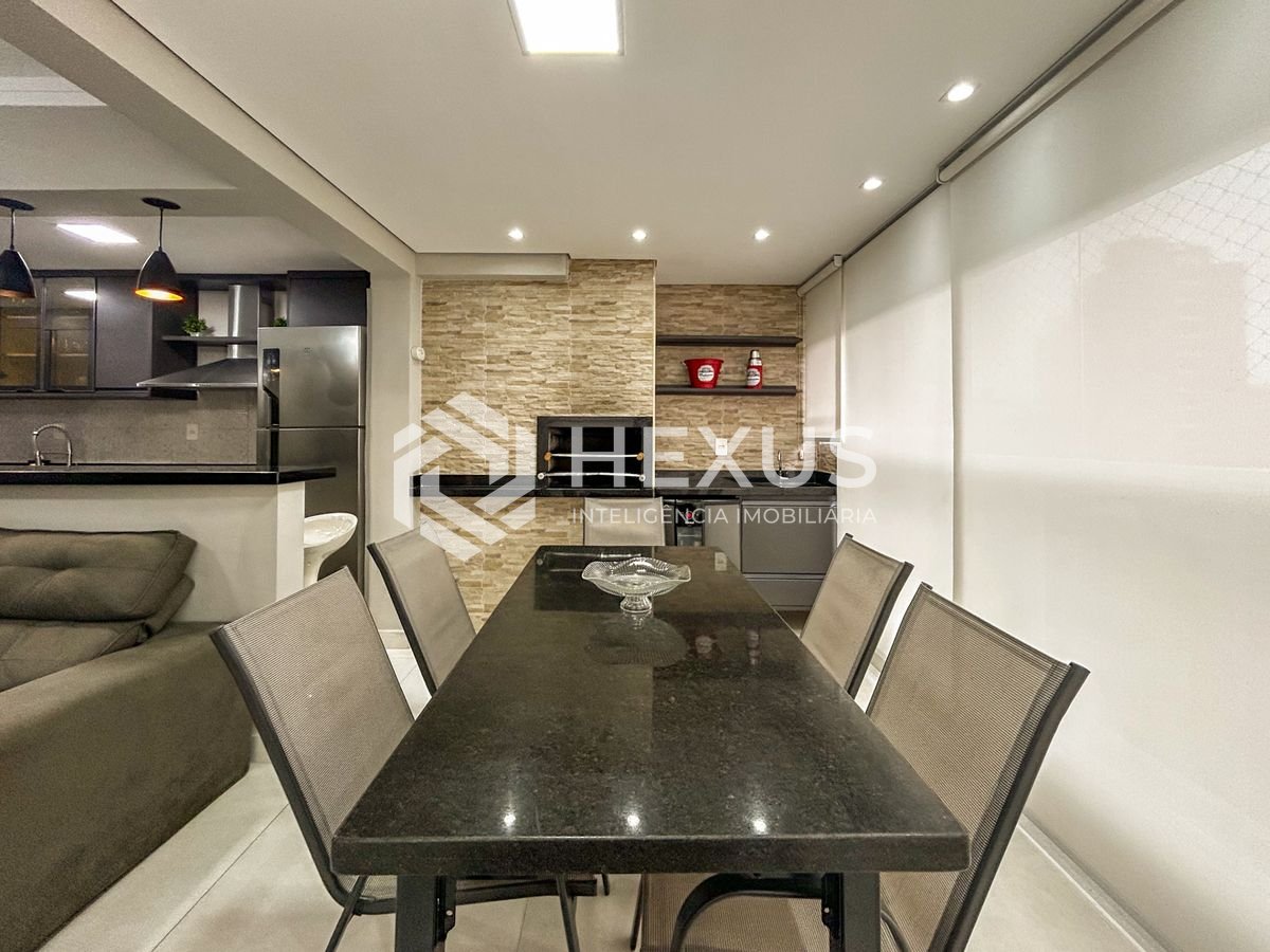 Foto 3 de Apartamento reformado com varanda gourmet a 300m da praia da Enseada nos Tortugas, Guarujá