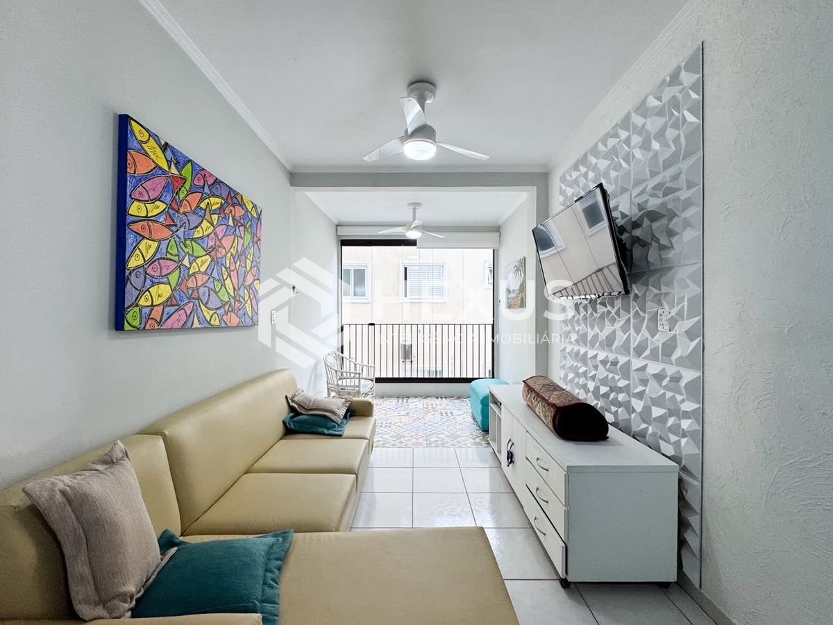 Foto 3 de Apartamento reformado com varanda e lazer a 2 quadras da praia no Tombo, Guarujá