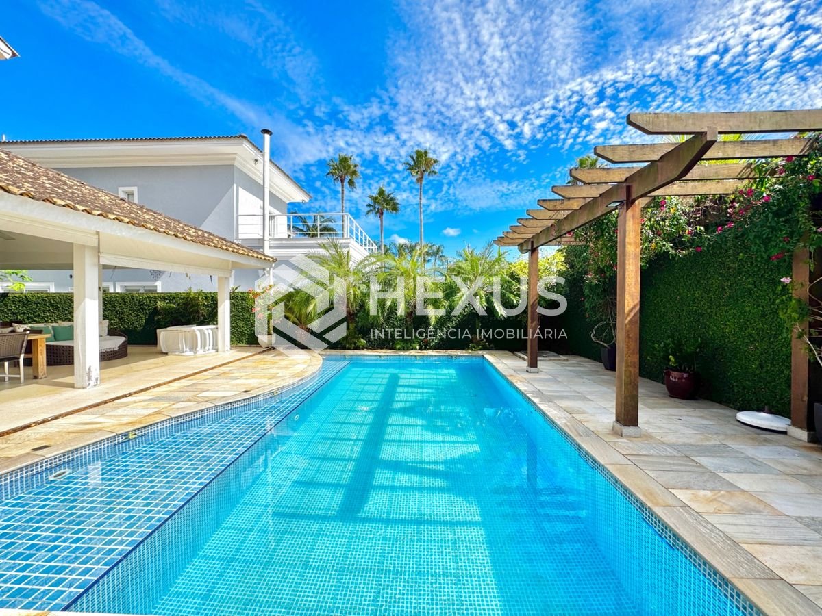 Foto 3 de Casa reformada com piscina e área gourmet no Jardim Acapulco, Guarujá