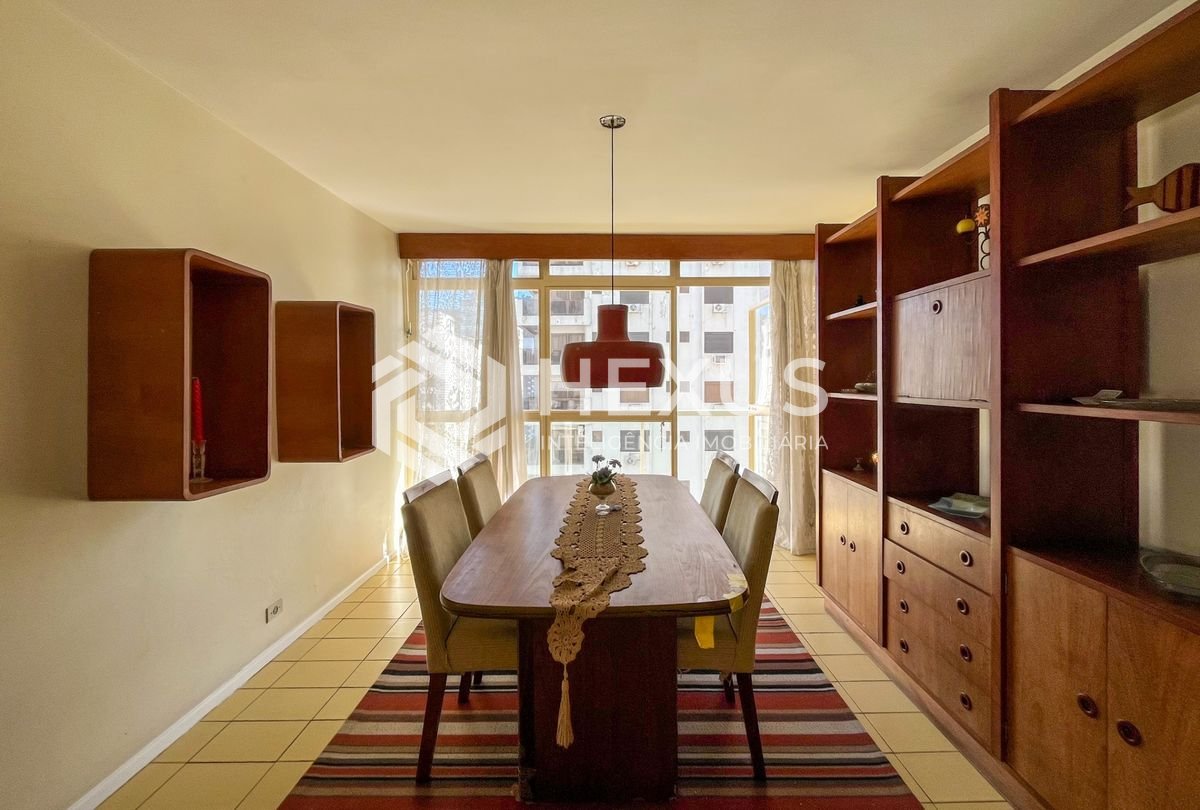 Foto 3 de Apartamento com varanda vista mar a 80m da praia nas Pitangueiras, Guarujá