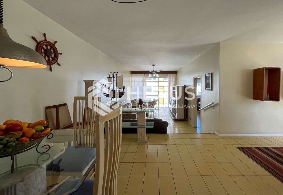 Foto 4 de Apartamento com varanda vista mar a 80m da praia nas Pitangueiras, Guarujá