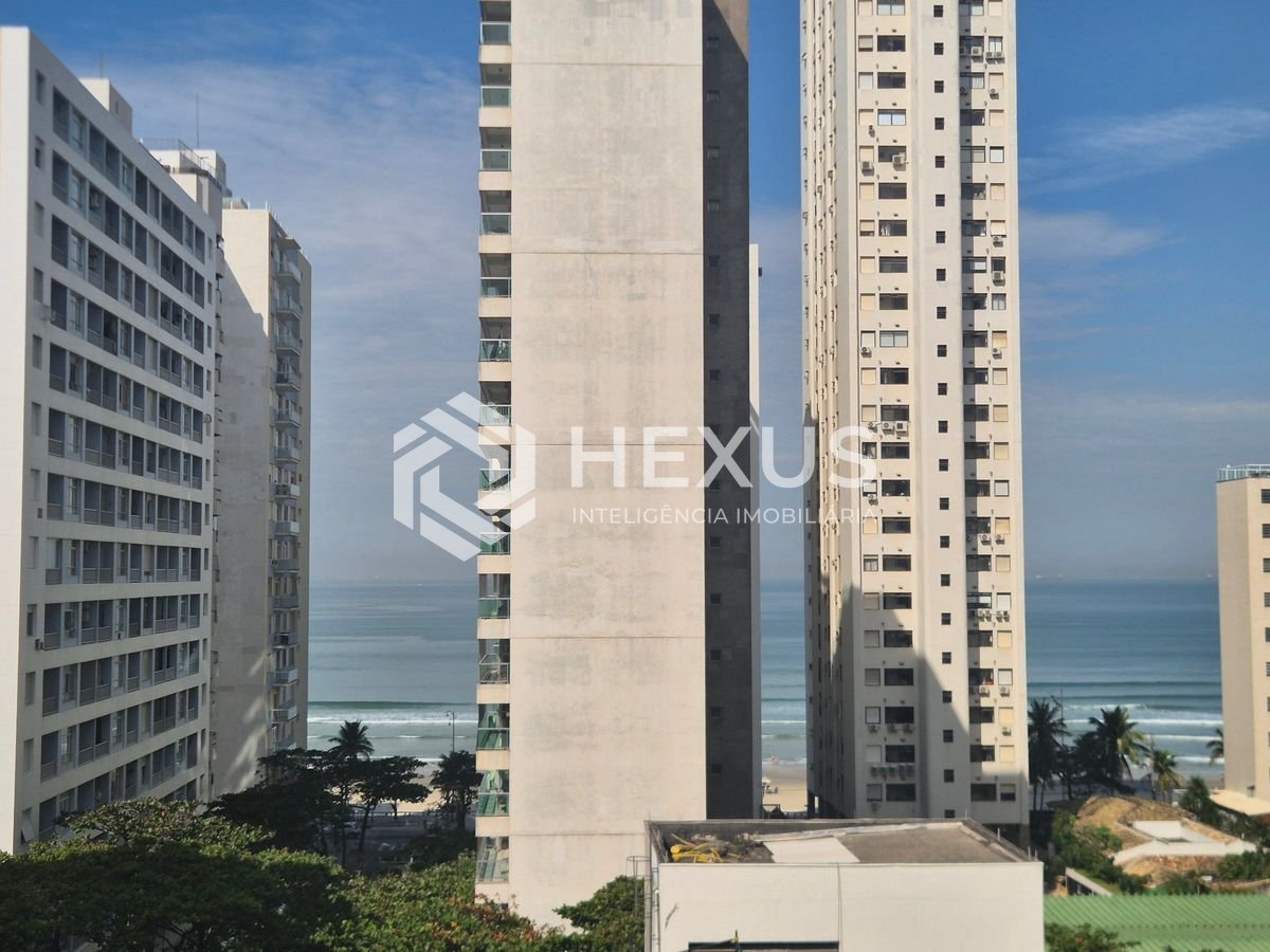 Foto 2 de Apartamento com varanda vista mar e lazer a 2 quadras da praia nas Pitangueiras, Guarujá