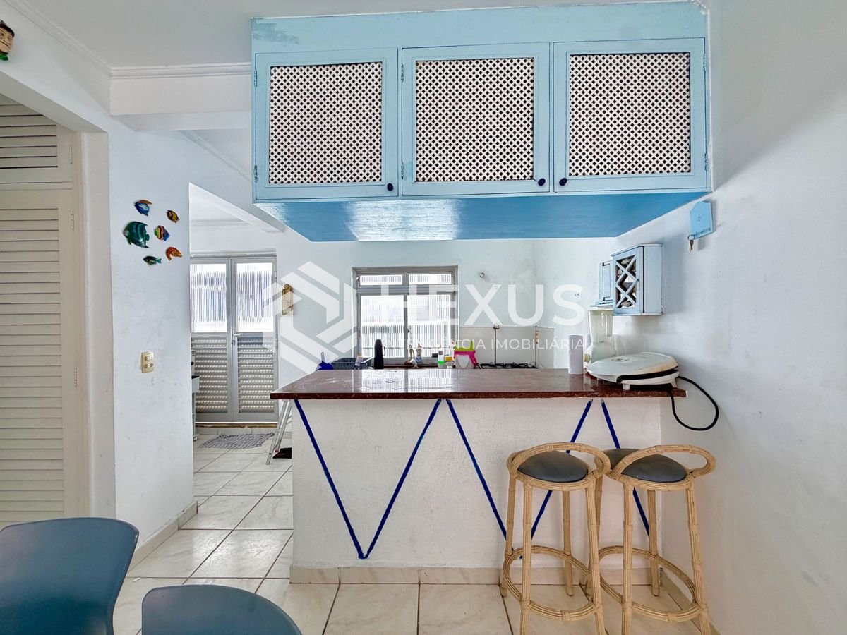 Foto 4 de Apartamento com varanda a 200m da praia na Enseada, Guarujá