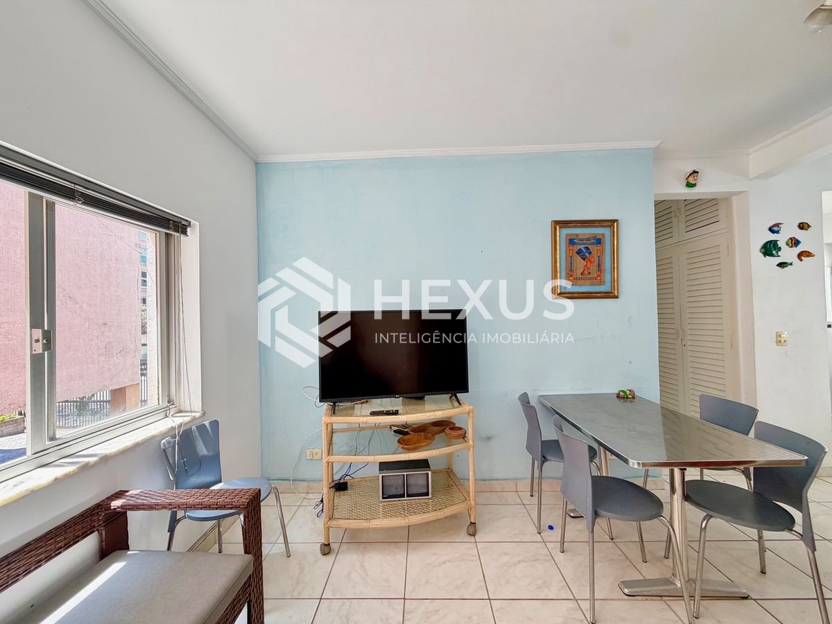 Foto 3 de Apartamento com varanda a 200m da praia na Enseada, Guarujá