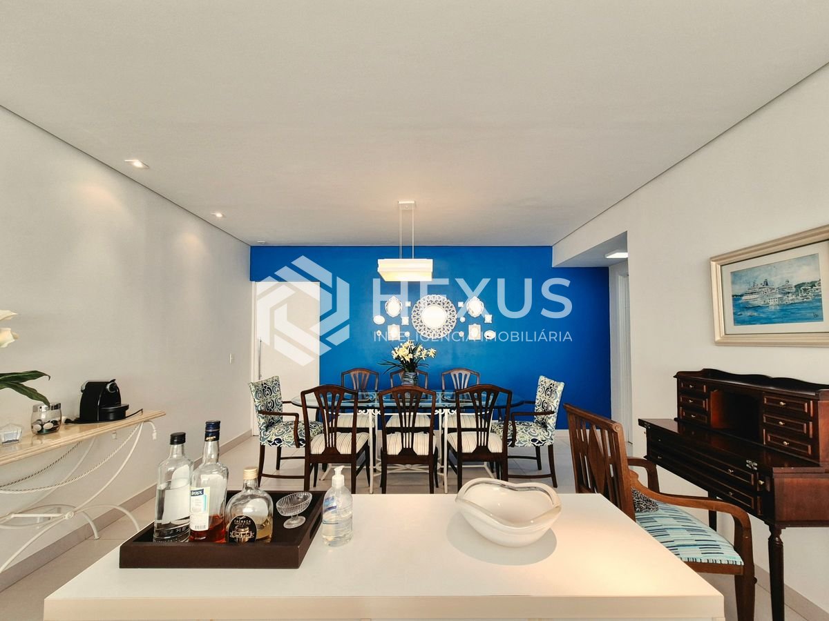 Foto 2 de Apartamento reformado com varanda a 1 quadra da praia nas Pitangueiras, Guarujá