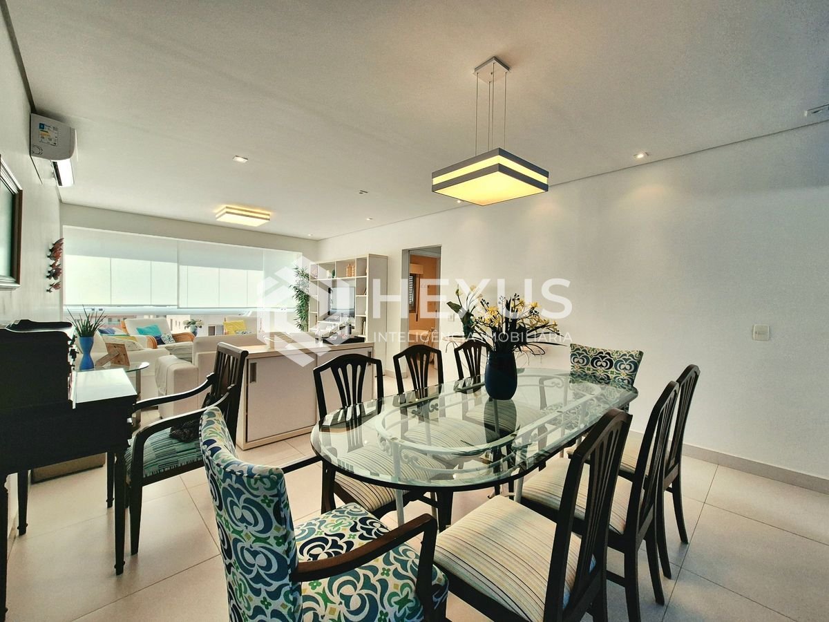 Foto 3 de Apartamento reformado com varanda a 1 quadra da praia nas Pitangueiras, Guarujá