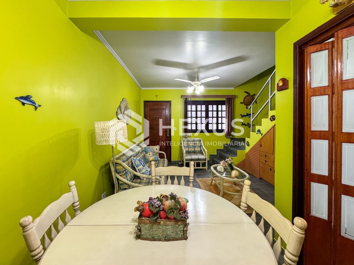 Foto 5 de Casa com varanda a 700m da praia no Jardim Astúrias, Guarujá