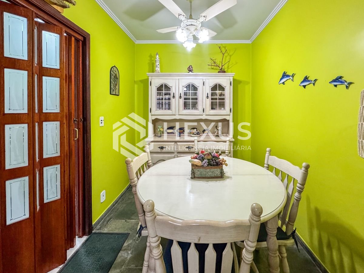 Foto 3 de Casa com varanda a 700m da praia no Jardim Astúrias, Guarujá