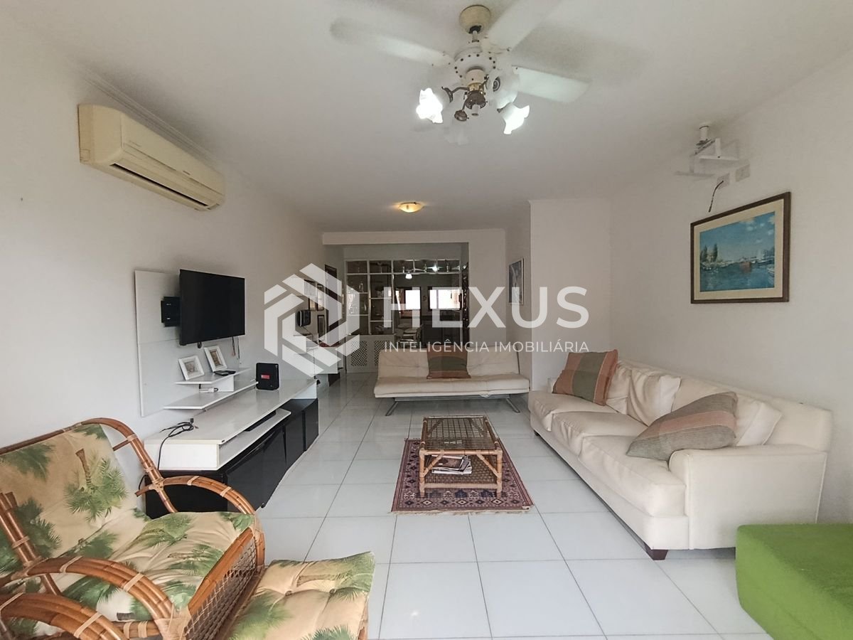 Foto 3 de Apartamento com varanda e lazer a 350m da praia na região da Brunella na Enseada, Guarujá