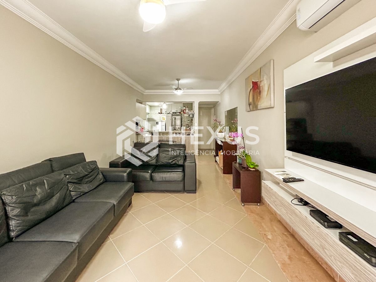 Foto 3 de Apartamento reformado com varanda a 600m da praia no Jardim Astúrias, Guarujá