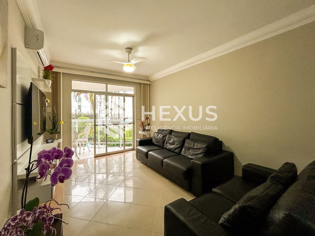 Foto 4 de Apartamento reformado com varanda a 600m da praia no Jardim Astúrias, Guarujá
