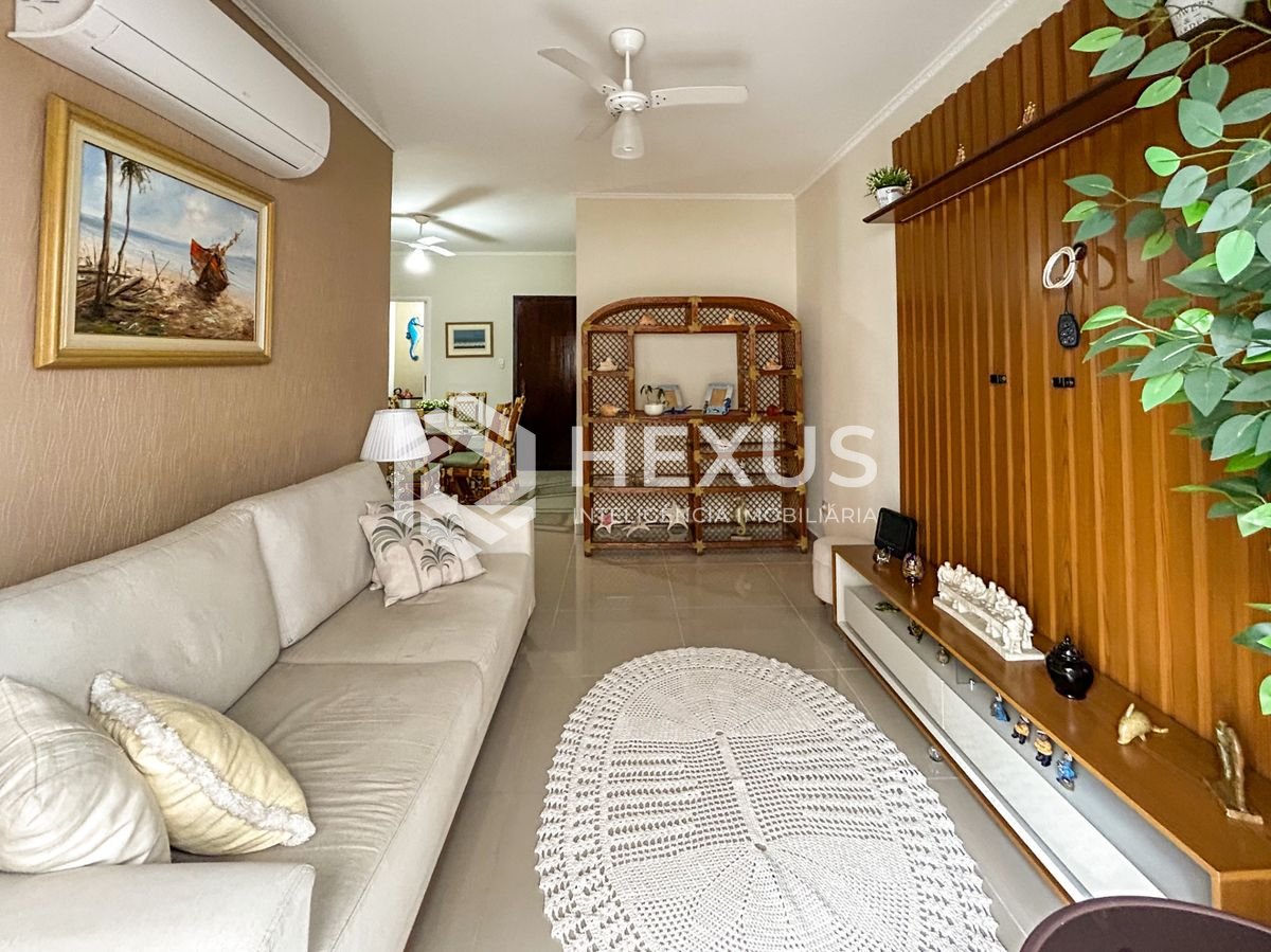 Foto 4 de Apartamento reformado com varanda a 450m da praia no Jardim Astúrias, Guarujá
