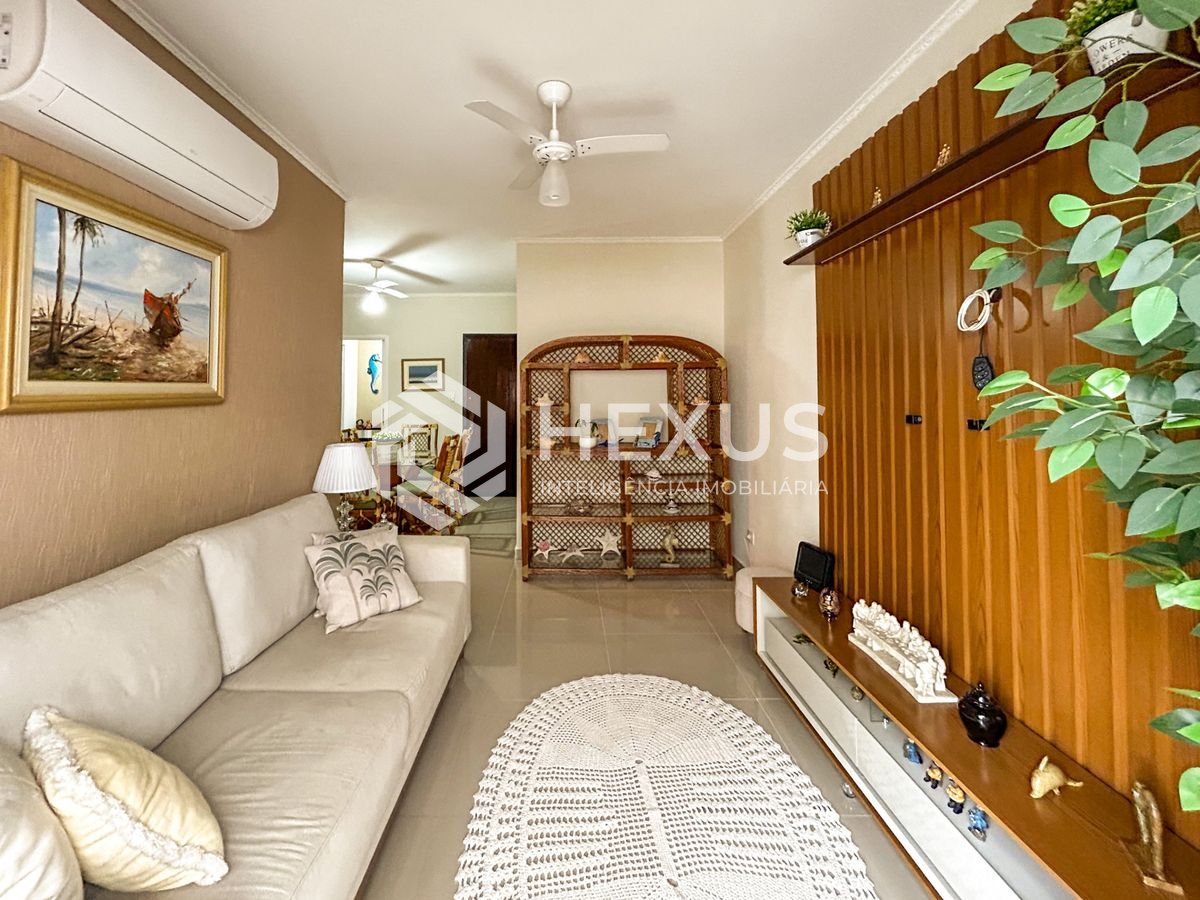 Foto 2 de Apartamento reformado com varanda a 450m da praia no Jardim Astúrias, Guarujá