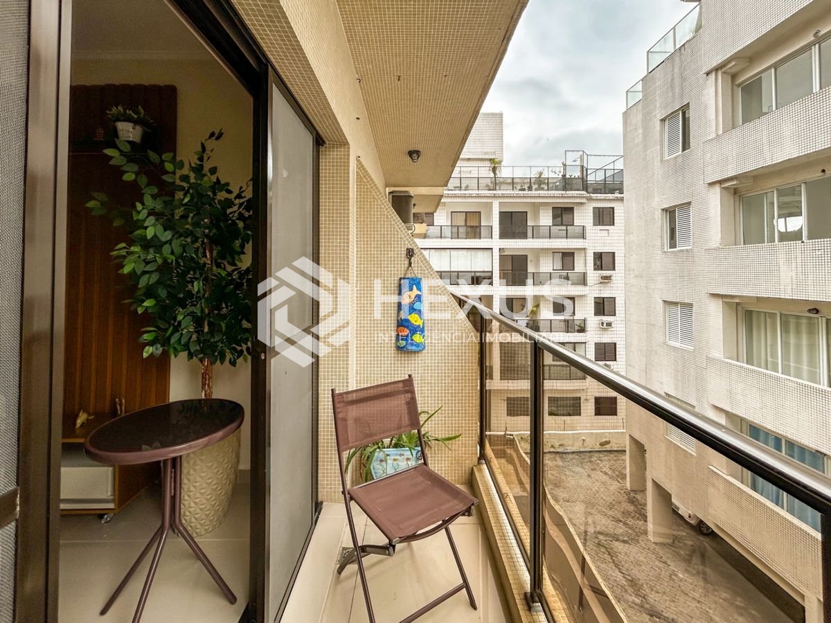 Foto 5 de Apartamento reformado com varanda a 450m da praia no Jardim Astúrias, Guarujá