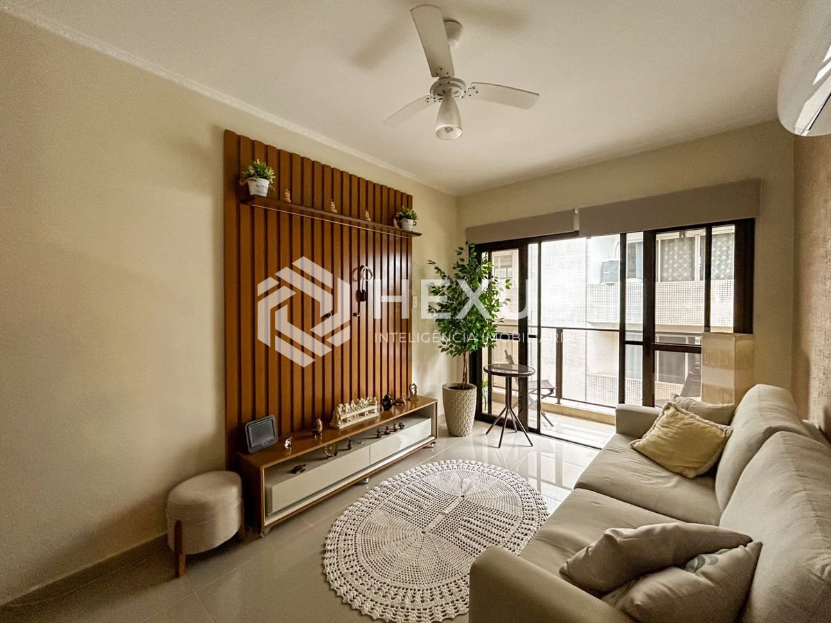 Foto 3 de Apartamento reformado com varanda a 450m da praia no Jardim Astúrias, Guarujá