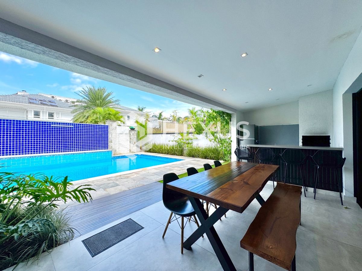 Foto 3 de Casa reformada com piscina e área gourmet no Jardim Acapulco, Guarujá