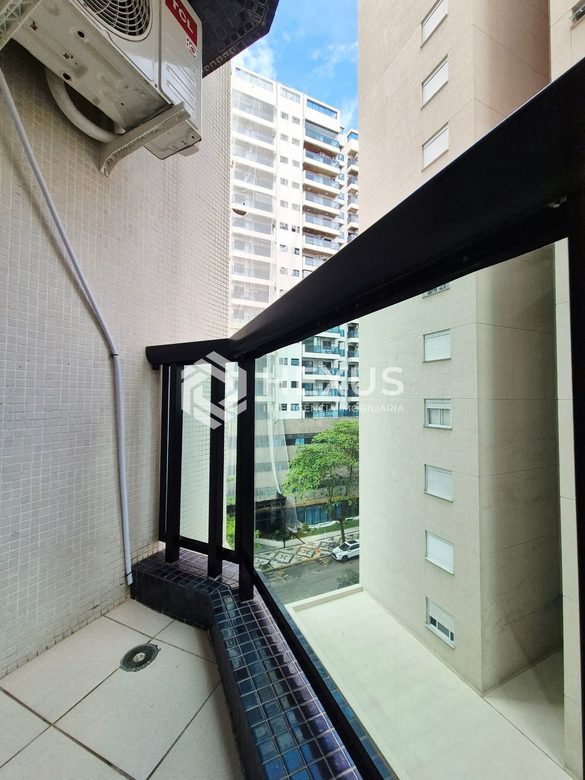 Foto 4 de Apartamento com varanda e lazer nas Pitangueiras, Guarujá