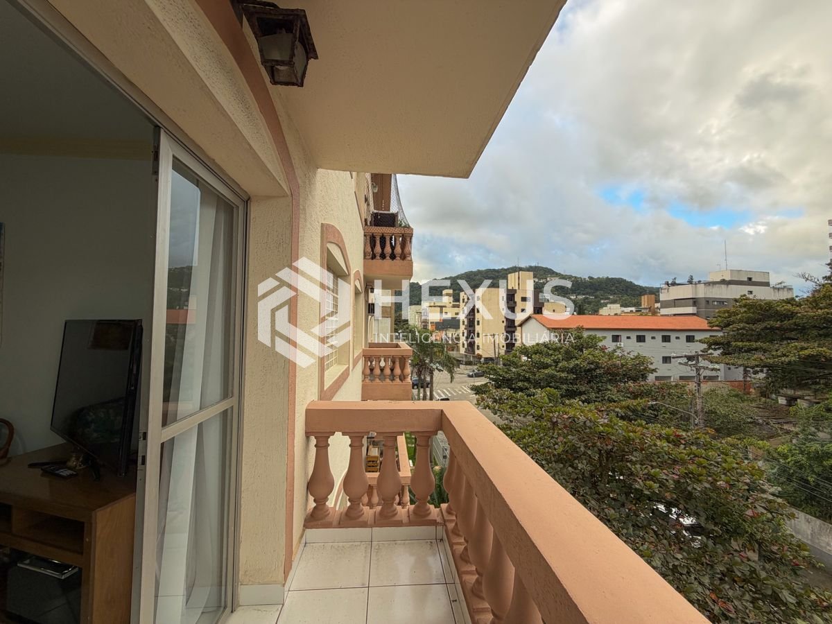 Foto 2 de Apartamento reformado com varanda a 500m da praia na região do Jardim São Miguel na Enseada, Guarujá
