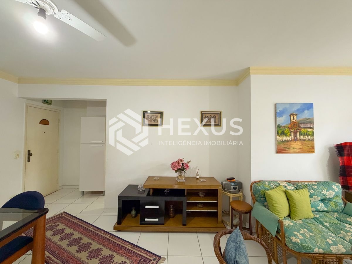 Foto 5 de Apartamento reformado com varanda a 500m da praia na região do Jardim São Miguel na Enseada, Guarujá