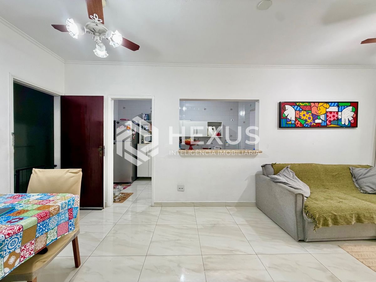 Foto 3 de Apartamento com varanda a 400m da praia no Jardim Astúrias, Guarujá