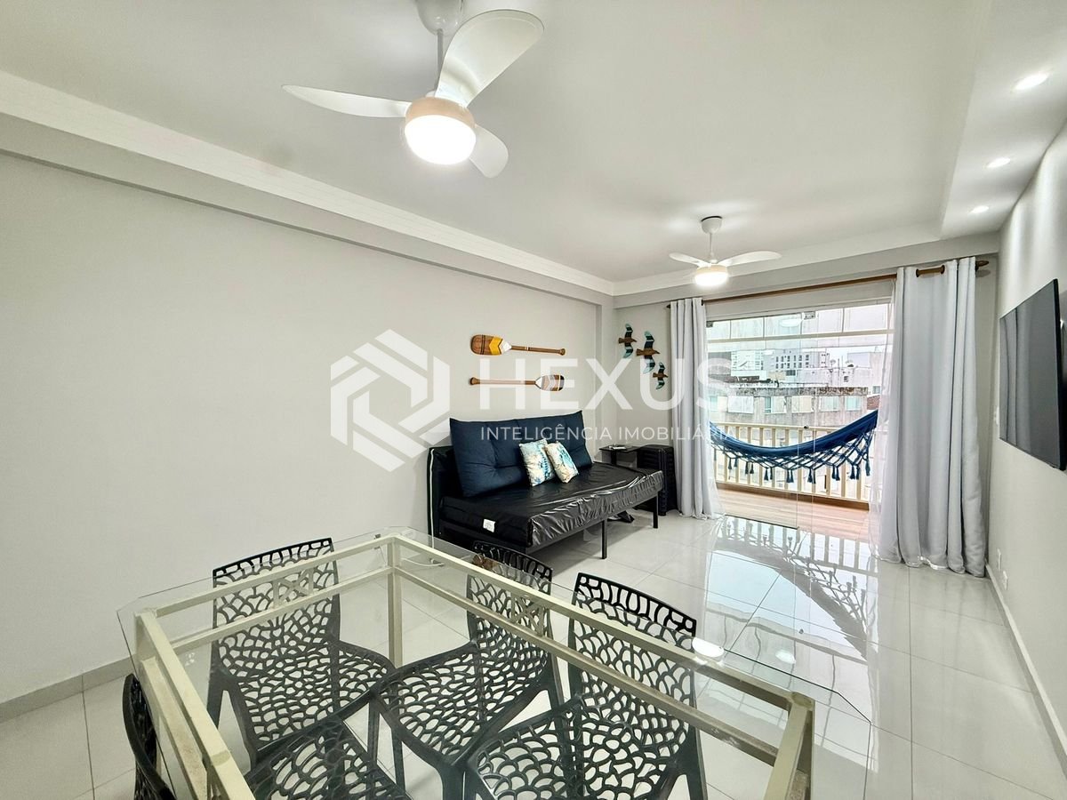 Foto 3 de Apartamento reformado com varanda a 350m da praia na região do Casa Grande Hotel na Enseada, Guarujá