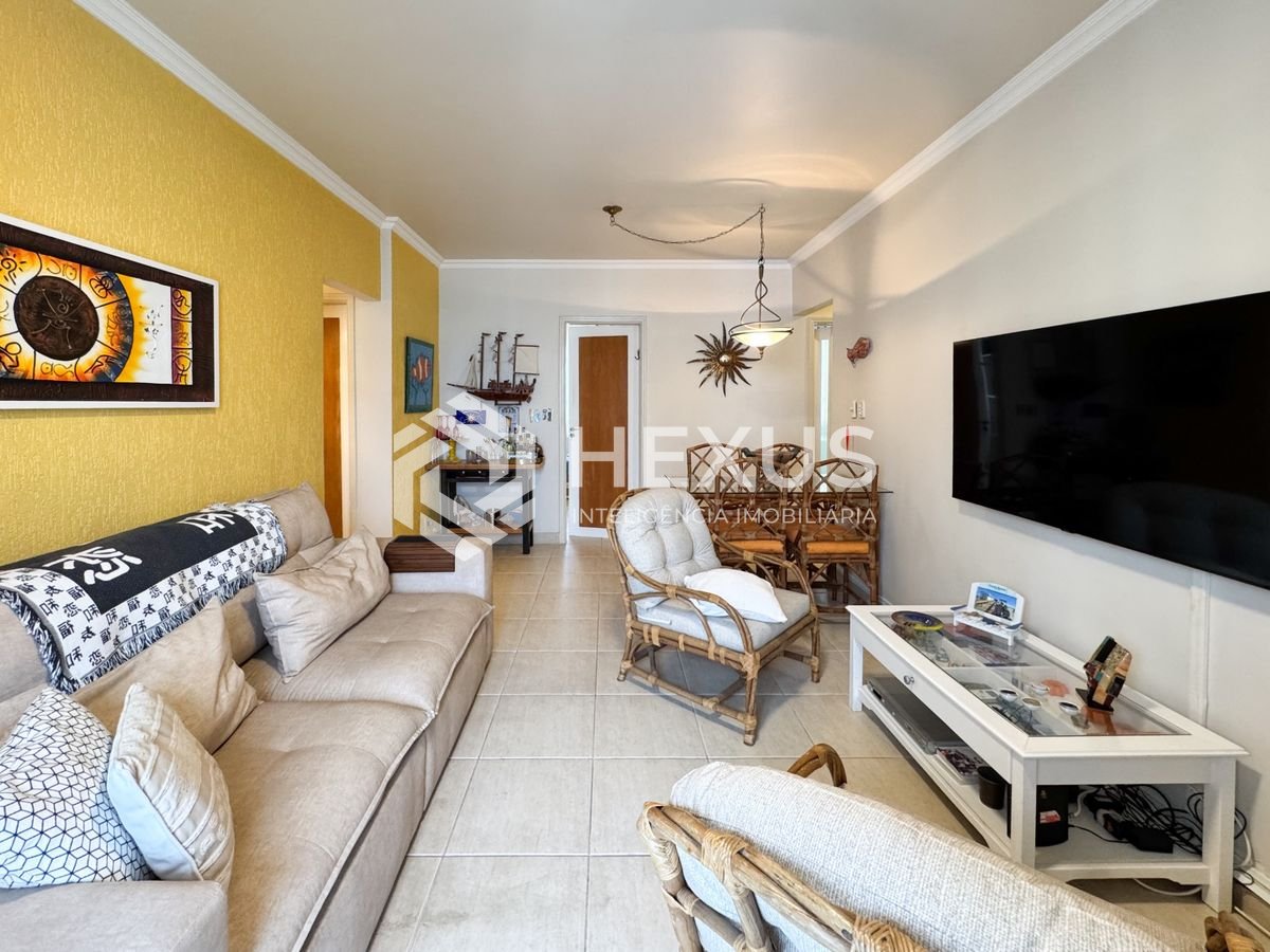 Foto 3 de Apartamento reformado com varanda vista mar nas Pitangueiras, Guarujá