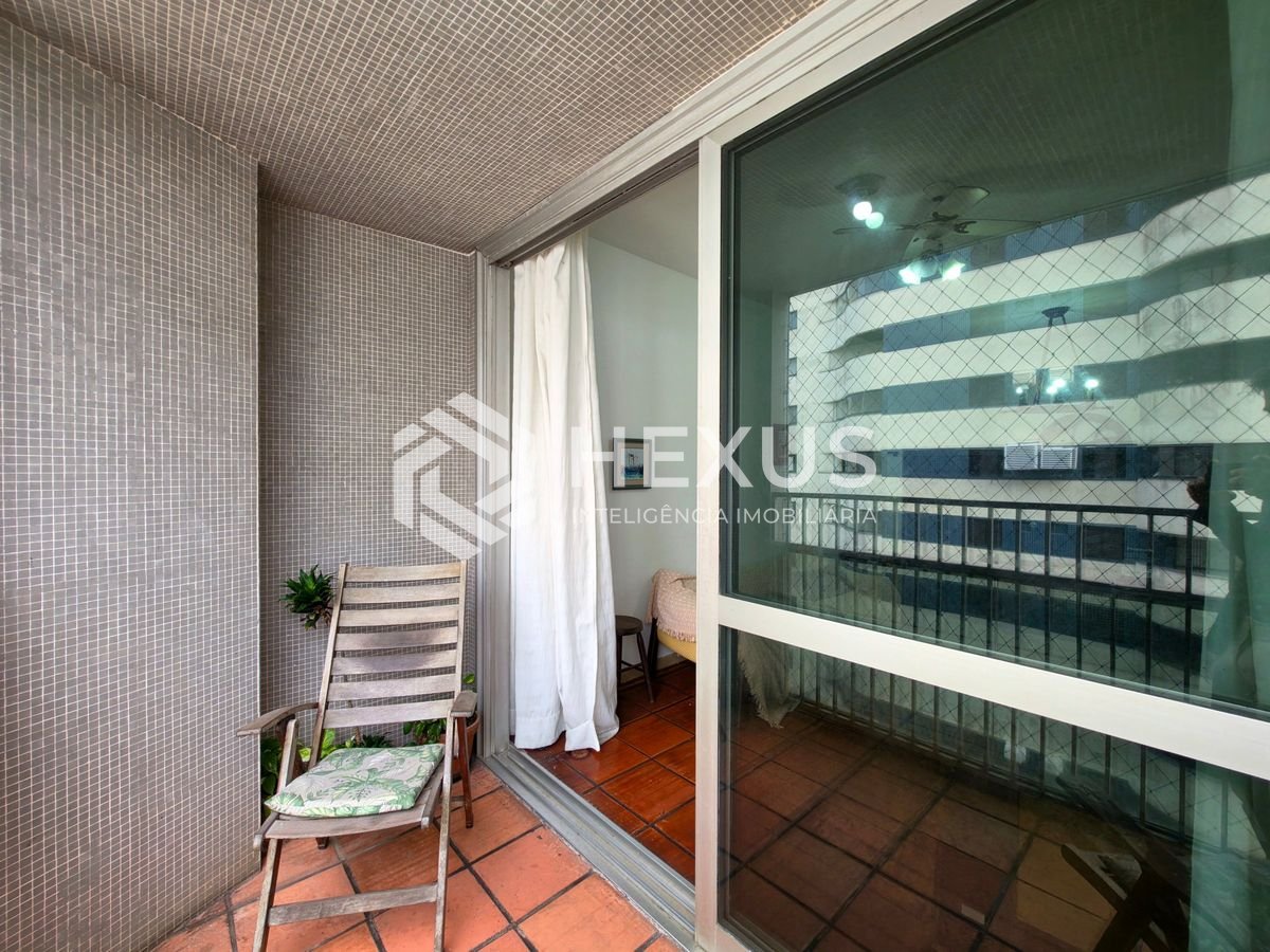 Foto 3 de Apartamento com varanda vista mar a 100m da praia nas Pitangueiras, Guarujá