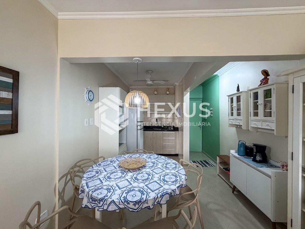 Foto 5 de Apartamento reformado com varanda e lazer a 50m da praia nas Pitangueiras, Guarujá