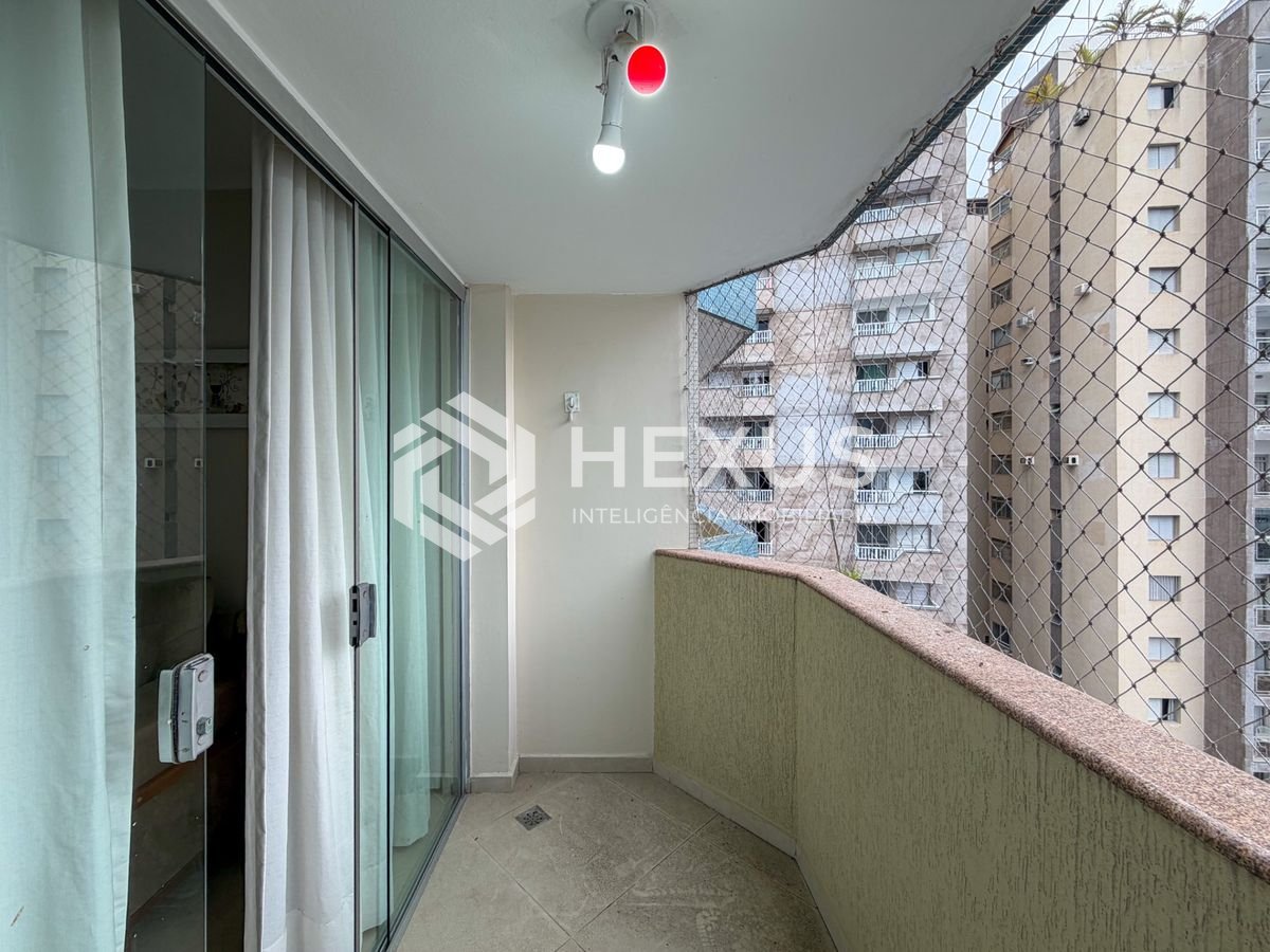 Foto 4 de Apartamento reformado com varanda e lazer a 50m da praia nas Pitangueiras, Guarujá