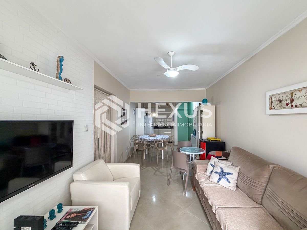 Foto 2 de Apartamento reformado com varanda e lazer a 50m da praia nas Pitangueiras, Guarujá