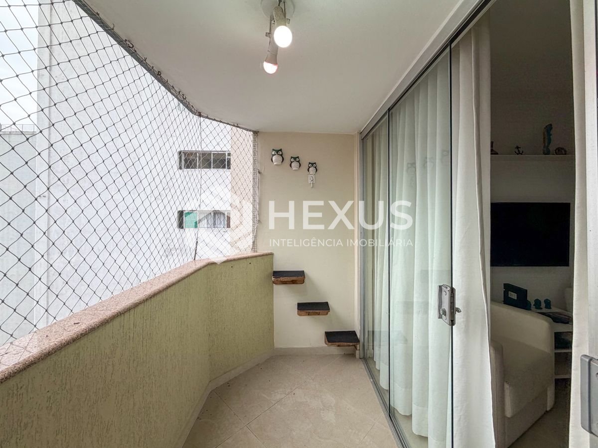 Foto 3 de Apartamento reformado com varanda e lazer a 50m da praia nas Pitangueiras, Guarujá