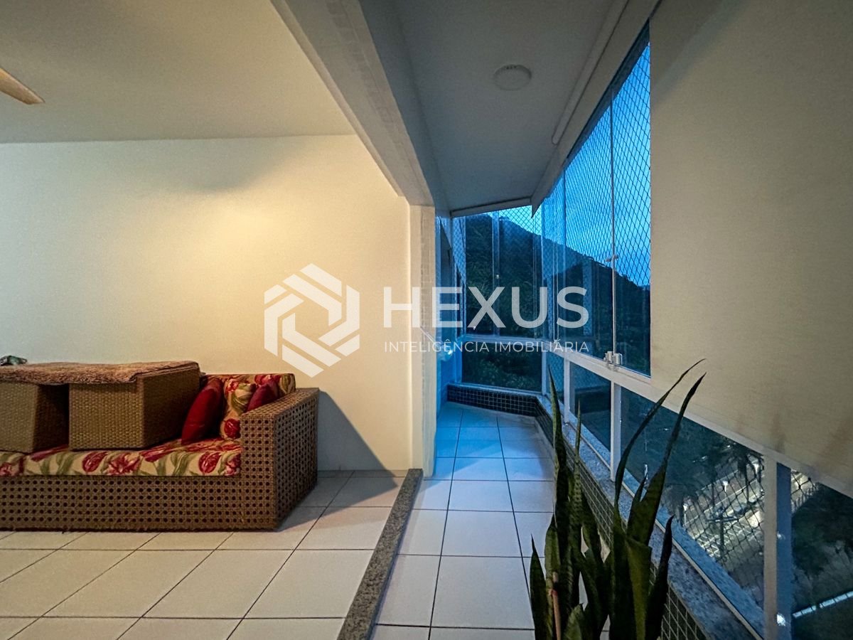 Foto 4 de Apartamento beira mar reformado com varanda vista mar nas Pitangueiras, Guarujá