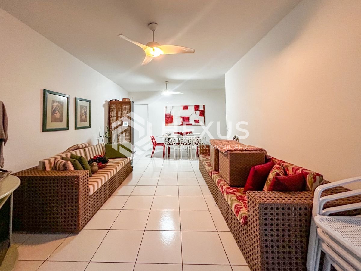 Foto 3 de Apartamento beira mar reformado com varanda vista mar nas Pitangueiras, Guarujá