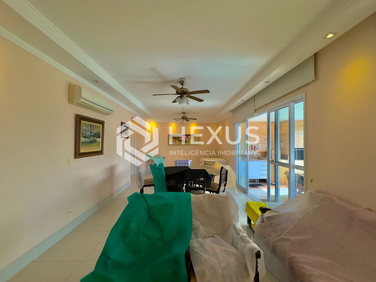 Foto 3 de Apartamento reformado com varanda a 50m da praia no Jardim Astúrias, Guarujá