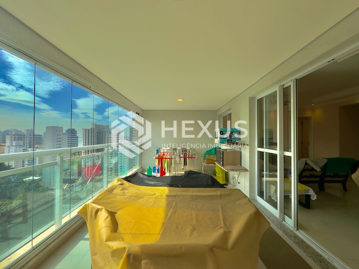 Foto 2 de Apartamento reformado com varanda a 50m da praia no Jardim Astúrias, Guarujá